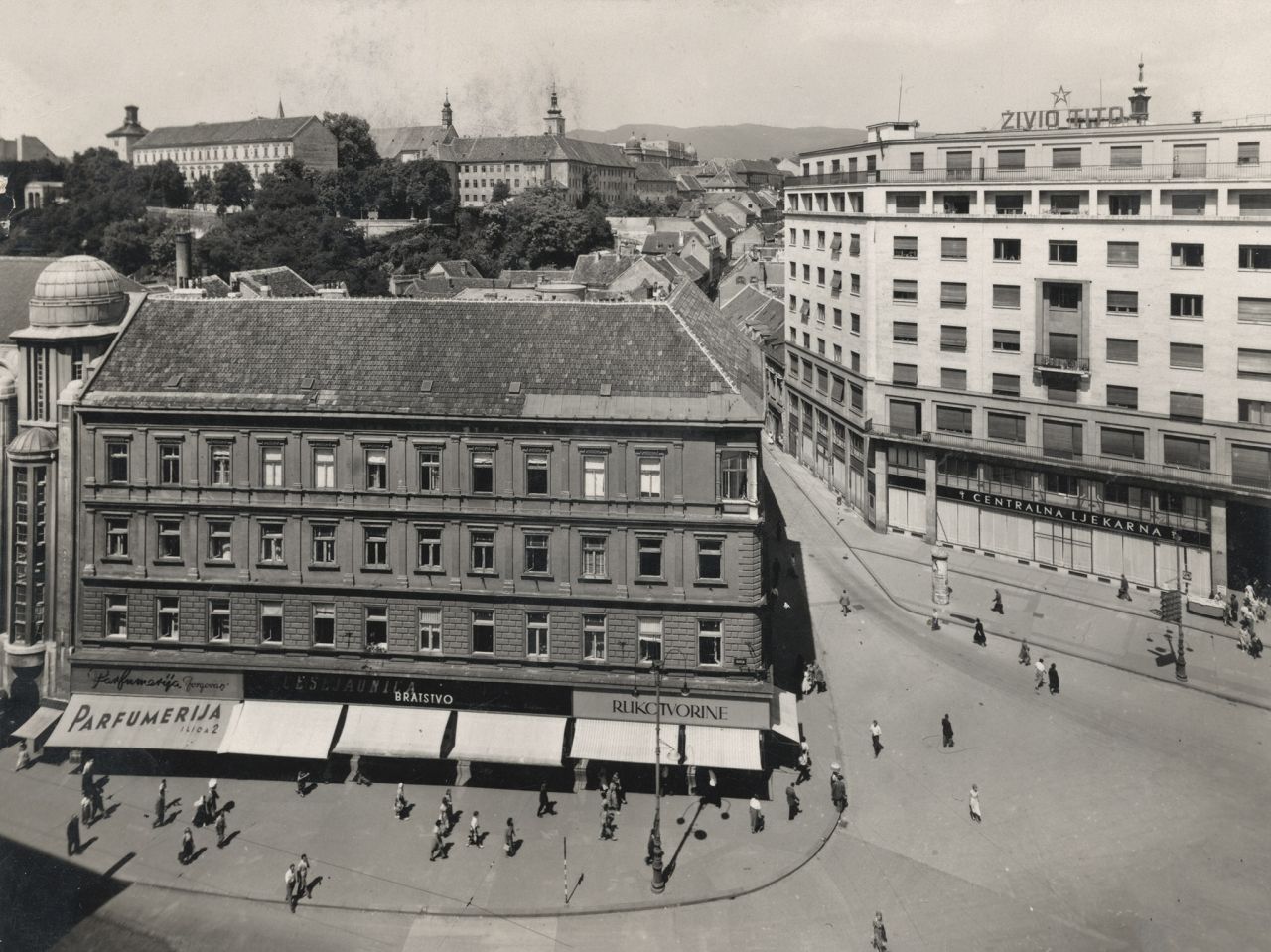 Ilica oko 1955.-1960. godine. Trg Republike (današnji Trg bana Jelačića) parfumerija 'Jorgovan', češljaonica 'Bratstvo' i 'Rukotvorine'